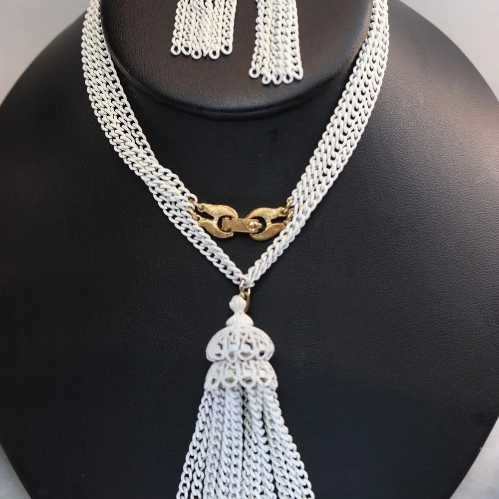Vintage Monet "White Lace" Necklace & Earrings - Picture 5 of 11